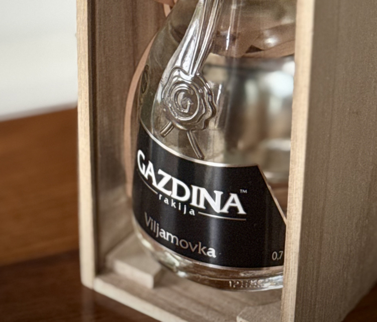 gazdina rakija viljlamovka prijedorcanka u drvenoj kutiji